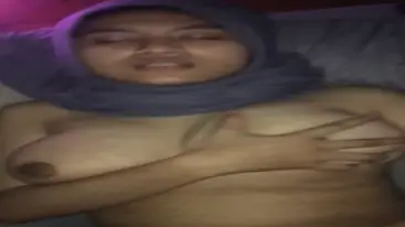 Bokep Jilbab Indo Suka Embat Kontol Orang Tua
