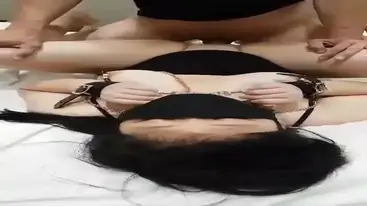 Gadis Pasrah Mata Ditutup Diikat Ranjang